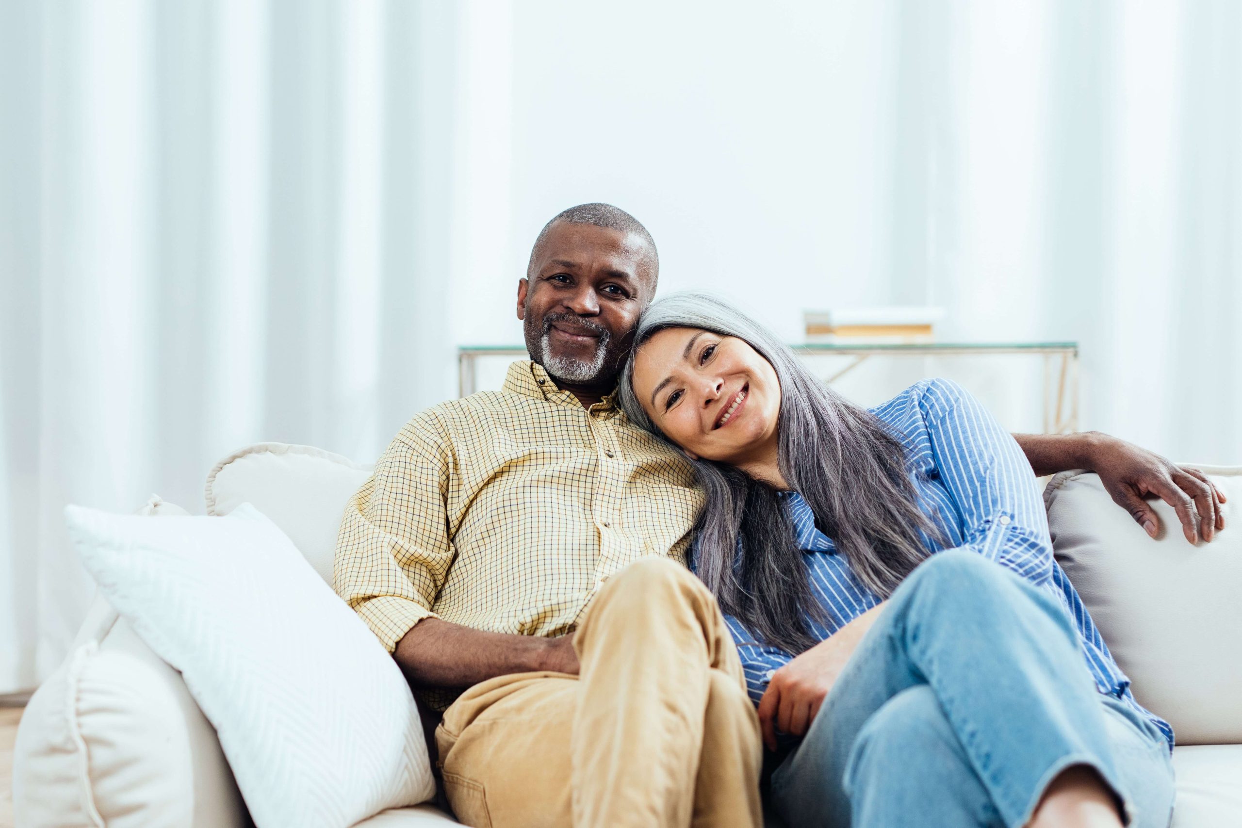 Un couple d'aînés canadiens souriants et qui ont bénéficié de l'Hypothèque inversée CHIP.